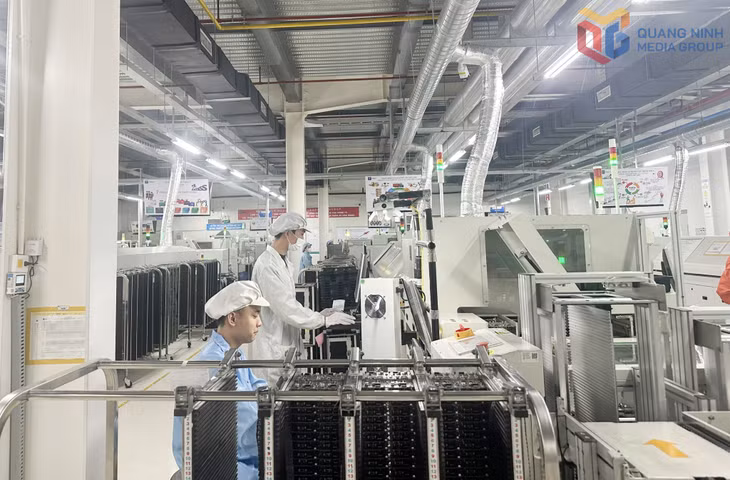 Công nhân Công ty Kỹ thuật điện tử Tonly Việt Nam, KCN Đông Mai gia công sản phẩm. 