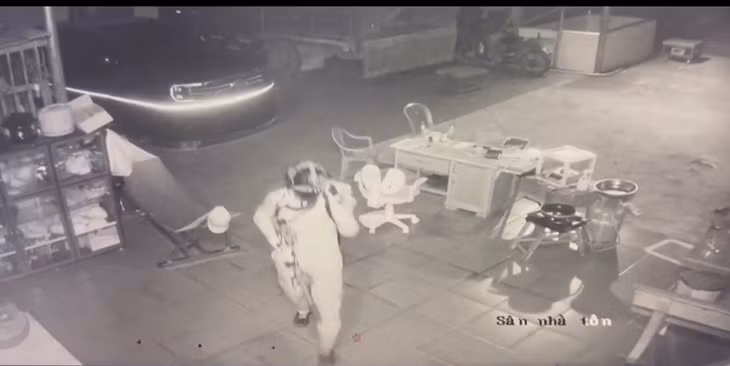 Thời điểm xảy ra vụ án có một người đàn ông đội mũ bảo hiểm trùm kín mặt và đeo khẩu trang xuất hiện trong sân nhà nạn nhân. Ảnh: Công an tỉnh Đồng Nai