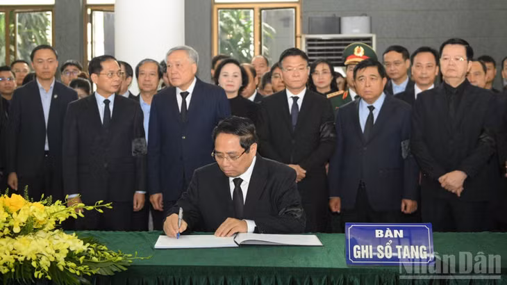 Thủ tướng Phạm Minh Chính ghi sổ tang chia buồn cùng gia đình. (Ảnh: THẾ ĐẠI)