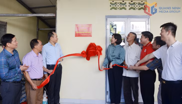 Lãnh đạo Ủy ban MTTQ tỉnh, Hội Chữ thập đỏ tỉnh, Tập đoàn Công nghiệp Than - Khoáng sản Việt Nam và ban, ngành đoàn thể phường Hồng Gai khánh thành Nhà nhân đạo cho ông Trần Đức Lâm ở Khu Trần Hưng Đạo 4 (phường Hồng Gai) tháng 10/2025.