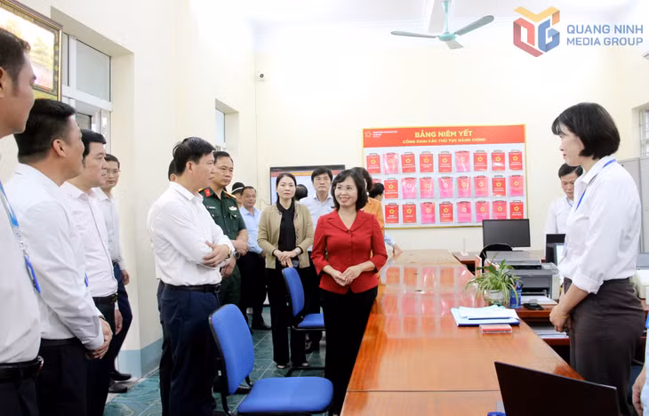 Đồng chí Trịnh Thị Minh Thanh, Phó Bí thư Thường trực Tỉnh ủy, Chủ tịch HĐND tỉnh, trao đổi với lãnh đạo xã Hải Sơn về tiếp nhận, giải quyết TTHC cho công dân tại Trung tâm Phục vụ HCC xã Hải Sơn.
