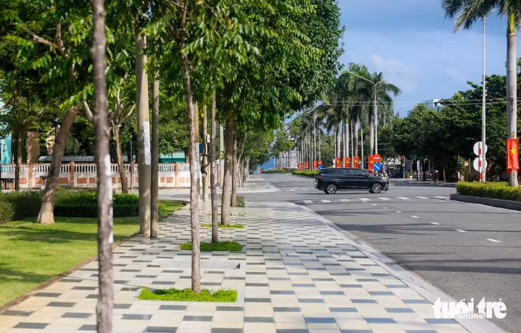 Tuyến đường với vỉa hè rộng rãi, sạch đẹp, thuận tiện cho du khách đi bộ và ngắm cảnh