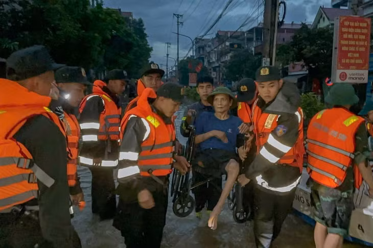 Theo Công an tỉnh Lạng Sơn, sau sự cố vỡ đập thủy điện Bắc Khê 1, các lực lượng chức năng đã triển khai toàn bộ lực lượng ứng phó, đồng thời đưa người dân đến nơi an toàn - Ảnh: Công an tỉnh Lạng Sơn