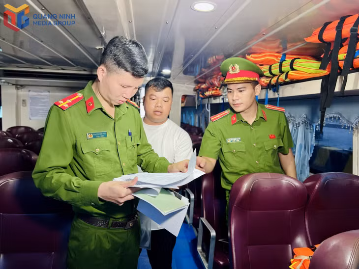 Cán bộ Phòng Cảnh sát PCCC&CNCH (Công an tỉnh) kiểm tra an toàn PCCC trên phương tiện vận tải khách du lịch.