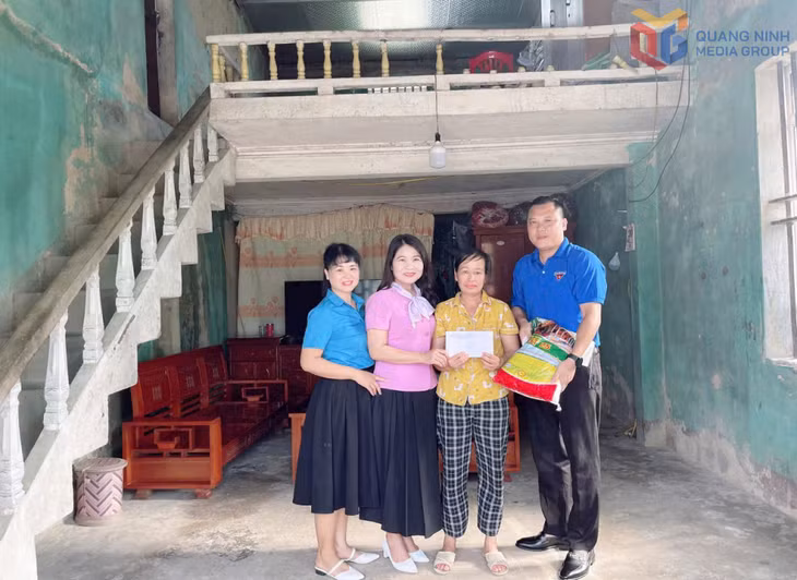 Ban Giám hiệu Trường THPT Lê Quý Đôn (phường Quang Hanh) tặng quà cho gia đình gặp thiệt hại tại phường Mông Dương sau cơn bão số 3 năm 2024.
