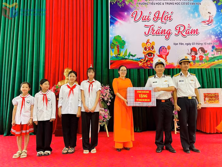 Lữ đoàn 169 trao tặng suất quà cho các em có hoàn cảnh khó khăn.