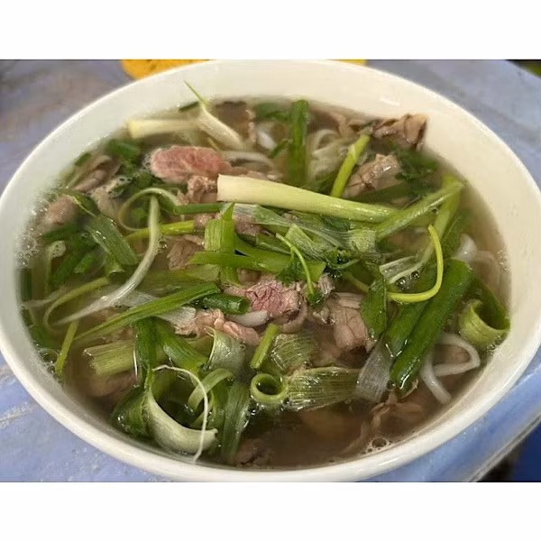 Vắt chanh vào phở bò có nhiều lợi ích đối với sức khỏe. Ảnh: Nguyễn Đạt.