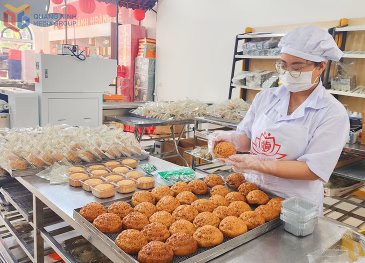 Đóng gói sản phẩm bánh nướng tại cơ sở bánh Hoàng Lê Bakery Hạ Long (phường Cao Xanh).