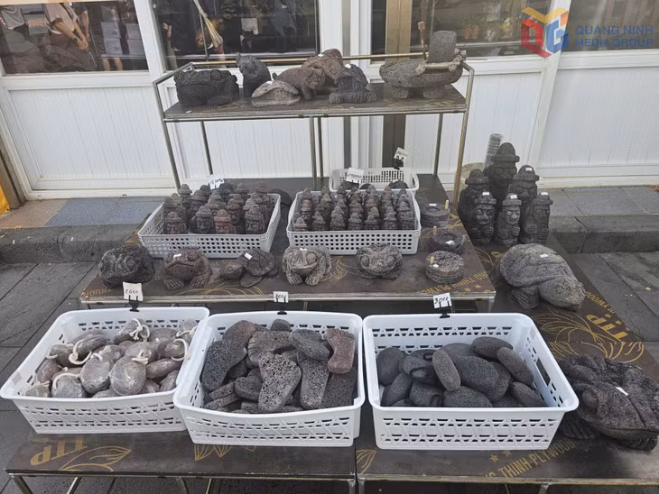 Những đồ lưu niệm được chế tác từ đá núi lửa - 