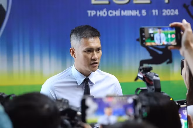 Cựu tuyển thủ Lê Công Vinh có thể trở thành huấn luyện viên tập sự đội U19 Sông Lam Nghệ An. Ảnh: Dũng Phương