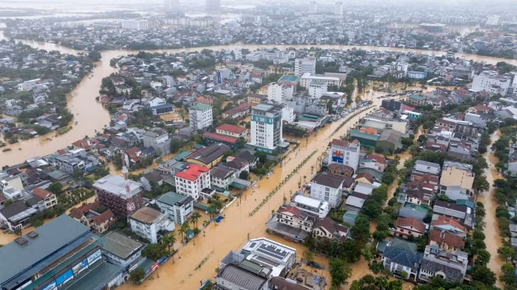 Tình hình ngập sâu cũng diễn ra tại bờ Nam sông Hương. Một số khu dân cư mất điện diện rộng và sóng điện thoại gây khó khăn trong việc liên hệ cứu trợ. Sống ở Huế từ nhỏ, Quang Thông vẫn còn hãi hùng khi chứng kiến nước lũ chảy siết. "Đợt lũ này còn cao hơn hồi năm 2020. Người dân có thuyền thì cho mượn cứu trợ hoặc đi lại mua lương thực. Người không thuyền phải cố thủ trong nhà", anh nói với Tri Thức - Znews. Ảnh: Quang Thông.