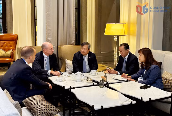 Đồng chí Vũ Đại Thắng, Ủy viên Trung ương Đảng, Bí thư Tỉnh ủy, Trưởng Đoàn ĐBQH tỉnh Quảng Ninh trao đổi với Liên doanh Vina Cap- Haeco về Dự án Hợp tác nghiên cứu xây dựng cơ sở bảo dưỡng, sửa chữa và bảo trì máy bay tại sân bay Vân Đồn.