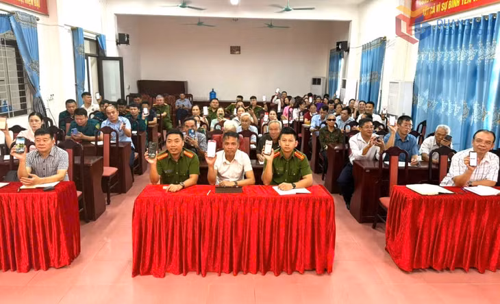 Cán bộ, CCVC, người lao động xã Phong Cốc ủng hộ qua tài khoản của Ủy ban Trung ương Mặt trận Tổ quốc Việt Nam.