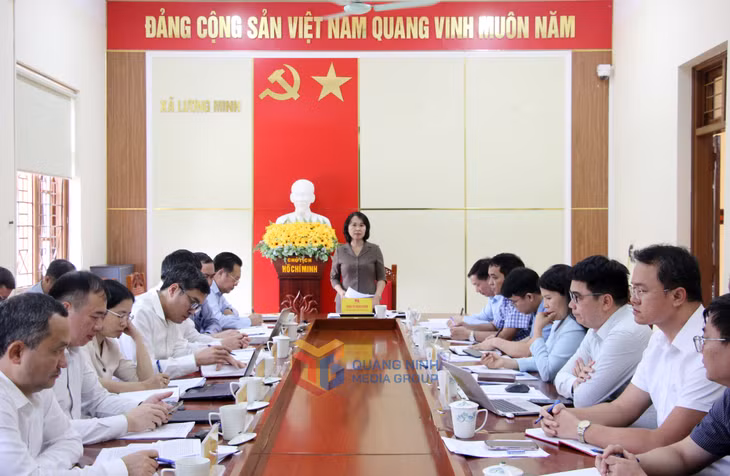 Đồng chí Trịnh Thị Minh Thanh, Phó Bí thư Thường trực Tỉnh ủy, Chủ tịch HĐND tỉnh, phát biểu kết luận làm việc với Ban Thường vụ Đảng ủy xã Lương Minh.