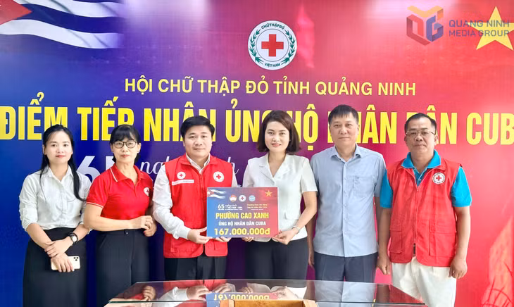 Lãnh đạo Hội Chữ thập đỏ tỉnh tiếp nhận ủng hộ số tiền 167 triệu đồng của phường Cao Xanh ủng hộ nhân dân Cu Ba.