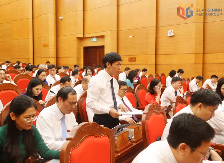 Đại biểu Tô Văn Hải, Phó Bí thư Thường trực Đảng ủy Đặc khu Vân Đồn, phát biểu thảo luận tại hội trường.