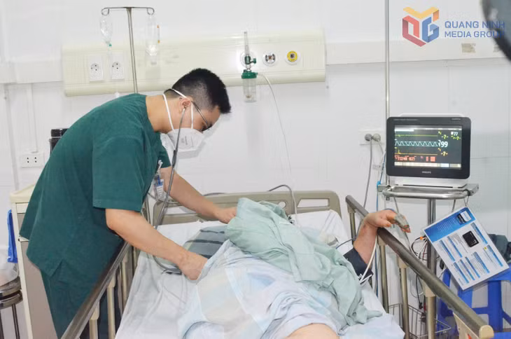 Điều trị cho bệnh nhân sốt xuất huyết tại Khoa Bệnh nhiệt đới (Bệnh viện Bãi Cháy). Ảnh: Minh Khương (CTV).