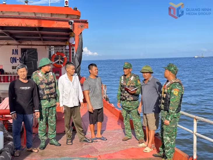 Đồn Biên phòng Trà Cổ (Ban Chỉ huy Bộ đội Biên phòng thuộc Bộ CHQS tỉnh) tổ chức tuyên truyền cho các chủ phương tiện tàu thuyền về cơn bão số 11 để vào nơi tránh trú bão an toàn.