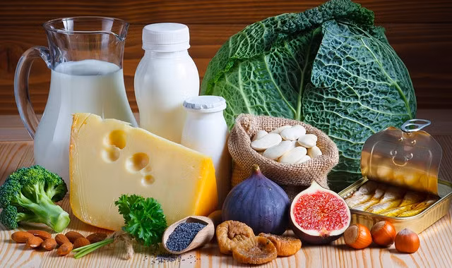 Bữa ăn nên cân đối nguồn thực phẩm giàu canxi từ động vật và thực vật.