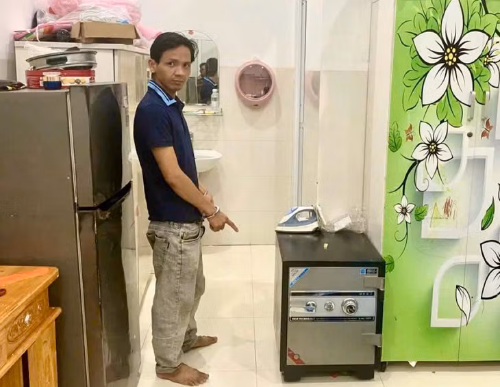 Trần Đăng Thành tại hiện trường vụ trộm tài sản. Ảnh: Công an