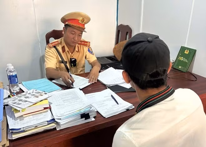 CSGT làm việc với nam thanh niên có hành vi điều khiển xe lạng lách, đánh võng trên Quốc lộ 13. Ảnh: Công an