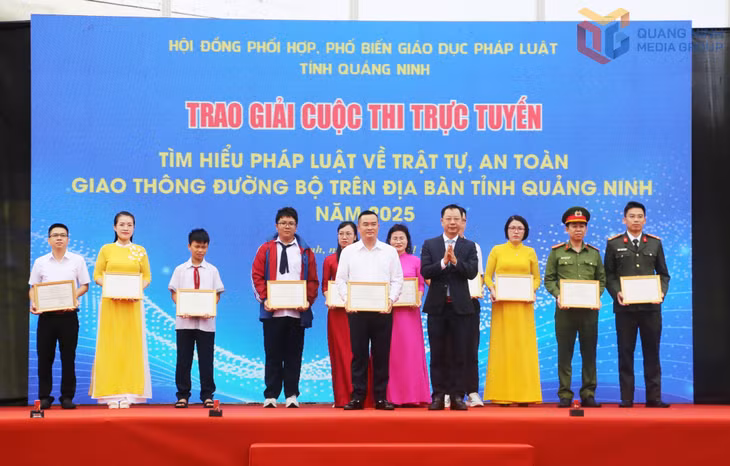 Đồng chí Lê Văn Ánh, Phó Chủ tịch UBND tỉnh, Chủ tịch Hội đồng phối hợp phổ biến, giáo dục pháp luật tỉnh, trao giải thưởng cho các cá nhân đoạt giải cuộc thi trực tuyến “Tìm hiểu pháp luật về trật tự, an toàn giao thông đường bộ năm 2025”. Ảnh: Nguyễn Thanh