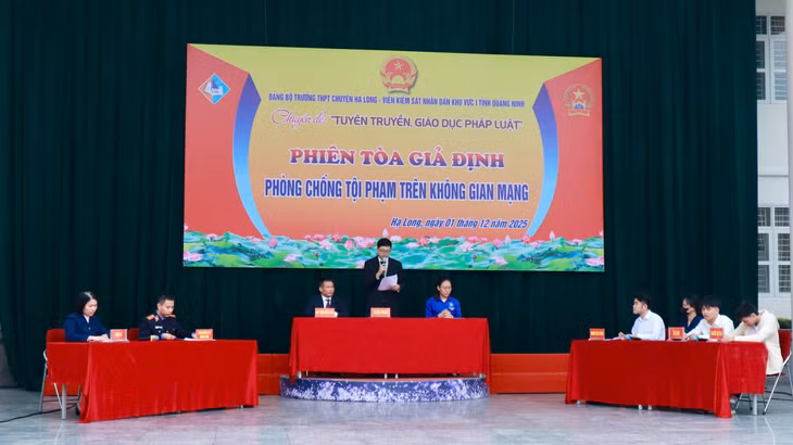 Một phiên tòa giả định phòng chống tội phạm trên không gian mạng được các đơn vị phối hợp tổ chức tuyên truyền cho các em học sinh tại Trường THPT chuyên Hạ Long vào đầu tháng 12/2025.