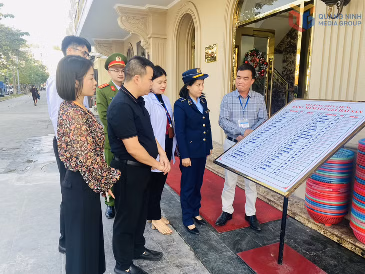 Đoàn liên ngành của phường Bãi Cháy thường xuyên kiểm tra các cơ sở kinh doanh ăn uống và du lịch. Ảnh: Ngọc Trâm