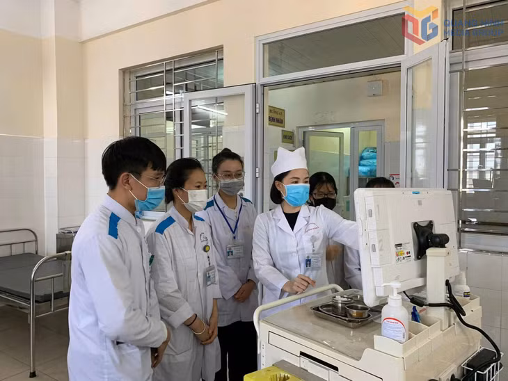 Sinh viên điều dưỡngTrường CĐ Y tế Quảng Ninh thực tập tại Khoa Da liễu, Bệnh viện đa khoa tỉnh Quảng Ninh