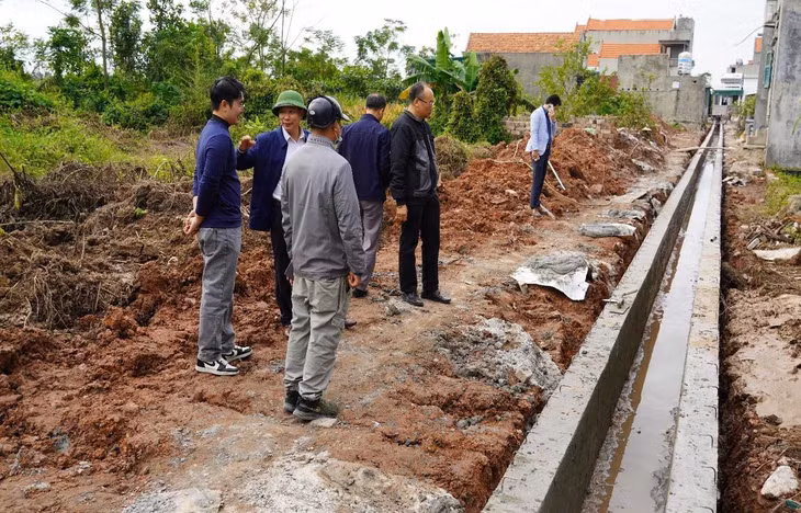 Lãnh đạo phường Phong Cốc kiểm tra thực địa dự án cải thiện môi trường tại Khu Yên Hải 8. Ảnh: Địa phương cung cấp
