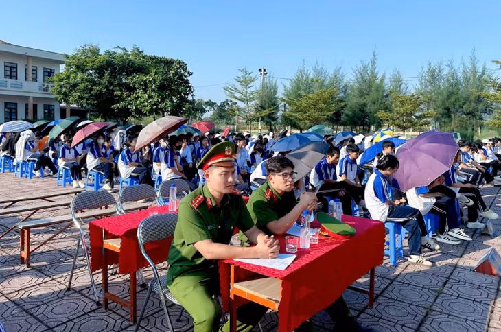 Công an phường Liên Hòa đã phối hợp với Trường THPT Ngô Gia Tự tổ chức thành công buổi tuyên truyền, phổ biến pháp luật về trật tự an toàn giao thông (TTATGT) và phòng, chống tệ nạn xã hội vào tháng 10/2025. Ảnh: Công an phường Liên Hoà