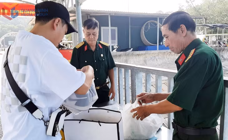 Hội CCB đặc khu Cô Tô tham gia tuyên truyền cho du khách không sử dụng rác thải nhựa và cấp đổi túi thân thiện môi trường khi đến du lịch Cô Tô. Ảnh: Dương Trường