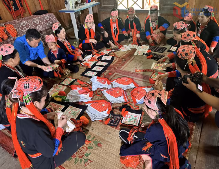 Thế hệ trẻ học hỏi kinh nghiệm thêu thổ cẩm của nghệ nhân dân tộc Dao Thanh Y (xã Quảng La). Ảnh: Đinh Hằng