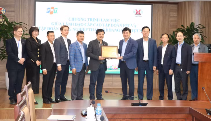 Lãnh đạo TKV và FPT trao đổi một số nội dung liên quan đến hợp tác tư vấn xây dựng chiến lược và lộ trình chuyển đổi số tại TKV. Ảnh: Truyền thông TKV