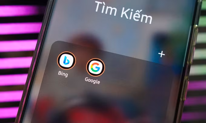 Logo Bing và Google hiển thị trên smartphone. Ảnh: Bảo Lâm
