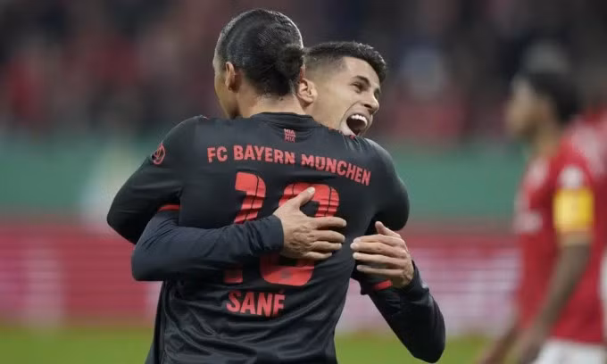 Cancelo chia vui với Leroy Sane sau một bàn thắng của Bayern. Ảnh: AP