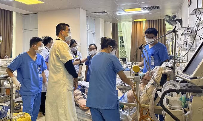 Các bác sĩ đang cấp cứu cho bệnh nhân nặng, ngày 9/2. Ảnh: Minh An