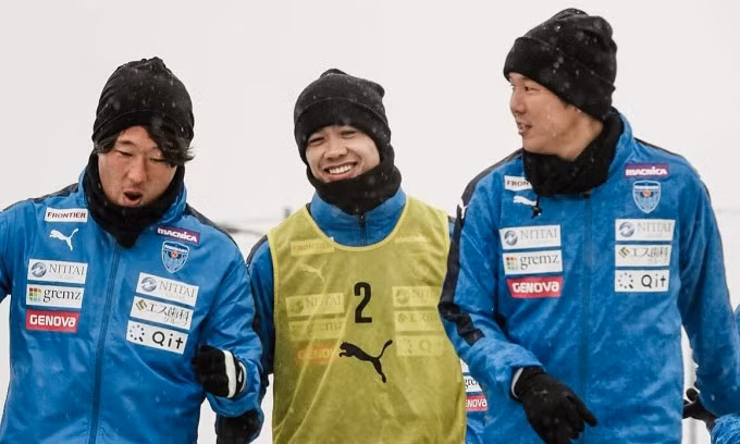 Công Phượng (giữa) tập cùng đồng đội ở Yokohama FC hôm 12/2. Ảnh: YK