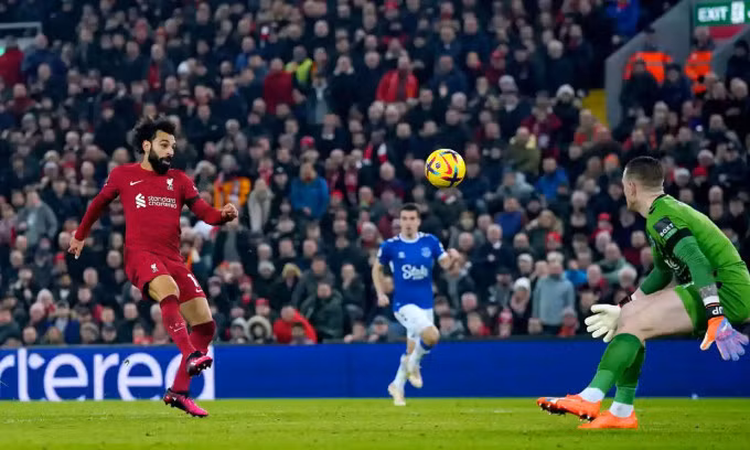 Salah đệm bóng vào lưới mở tỷ số cho Liverpool. Ảnh: PA