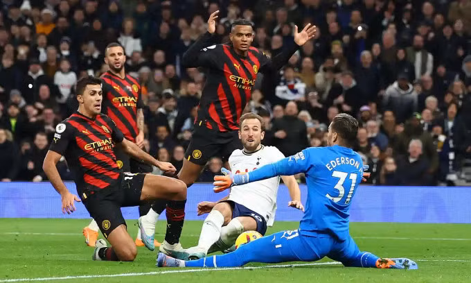 Harry Kane (áo trắng) trong trận Tottenham thắng Man City 1-0 ở Bắc London, tại Ngoại hạng Anh tối 5/2/2023. Ảnh: Reuters