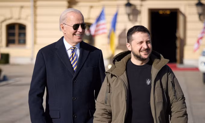 Tổng thống Biden (trái) và người đồng cấp Zelensky tại thủ đô Kiev của Ukraine hôm 20/2. Ảnh: Reuters.