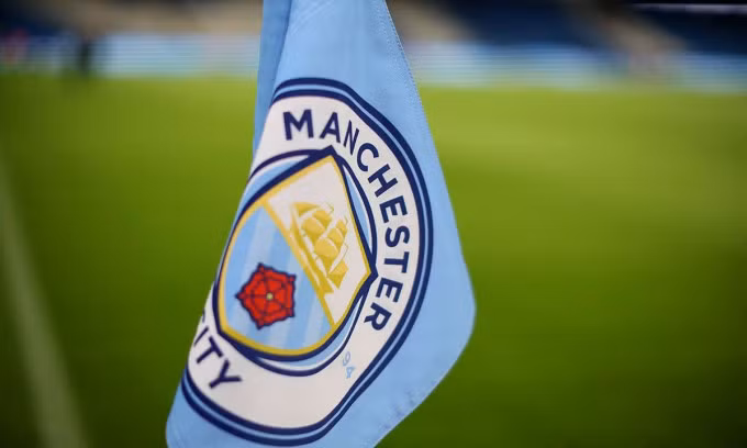 Biểu trưng Man City ở cột phạt góc trước trận gặp Liverpool tại vòng 1/8 Cup Liên đoàn Anh trên sân Etihad, thành phố Manchester hôm 22/12/2022. Ảnh: Reuters