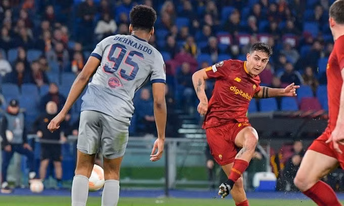 Dybala trong pha ghi bàn nâng tỷ số lên 2-0 cho ở phút 40 trận lượt về play-off trên sân Olimpico ngày 23/2. Ảnh: AS Roma