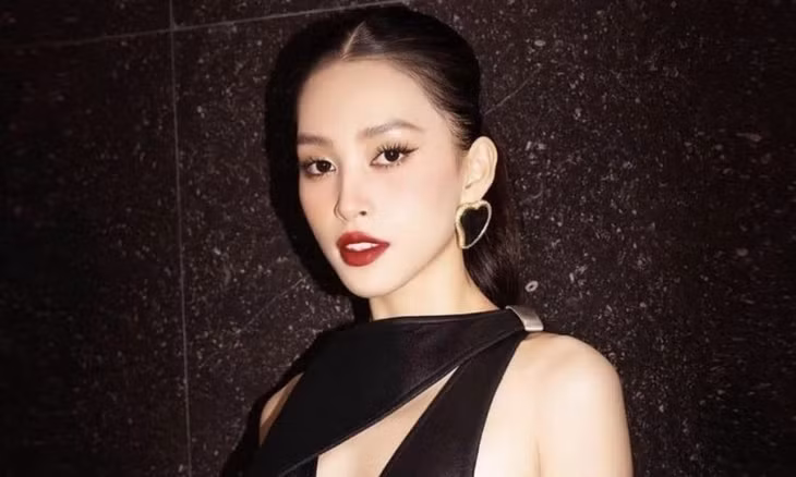 Tiểu Vy catwalk trong trang phục tôn dáng cuối năm 2022.