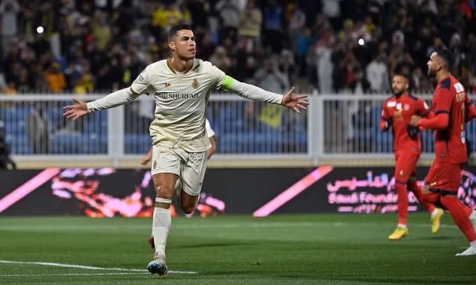 Ronaldo mừng bàn nâng tỷ số lên 2-0 cho Al Nassr trước Damac, trên sân Sultan bin Abdul Aziz ở Abha, Arab Saudi tối 25/2/2023. Ảnh: AlNassr