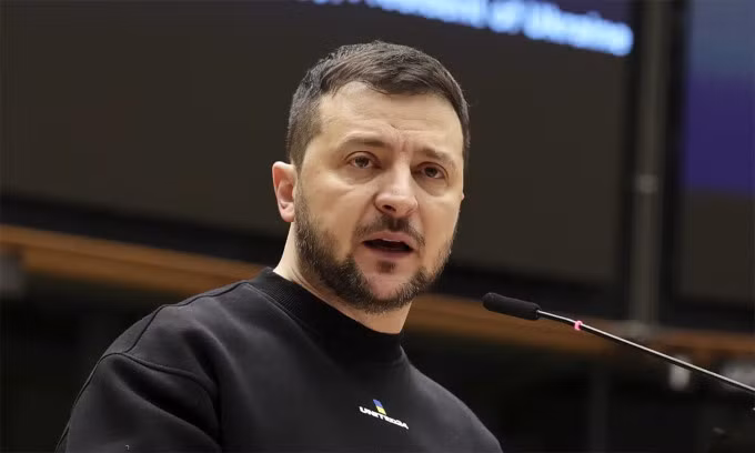 Tổng thống Ukraine Volodymyr Zelensky phát biểu tại Brussels, Bỉ ngày 9/2. Ảnh: AP.