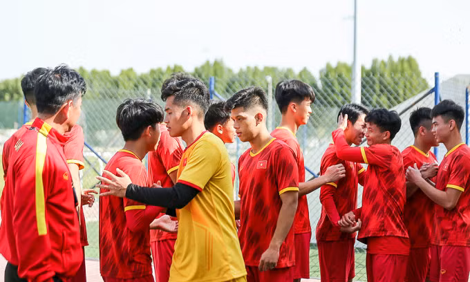 Cầu thủ U20 Việt Nam động viên nhau sau khi HLV Hoàng Anh Tuấn công bố danh sách 23 cái tên dự VCK U20 châu Á 2023 sáng 25/2. Ảnh: VFF