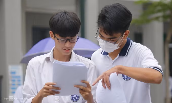 Hai thí sinh trao đổi sau khi kết thúc bài thi môn Ngoại ngữ, kỳ thi tốt nghiệp THPT 2022 tại điểm thi trường THCS Yên Hòa (Hà Nội), ngày 9/7/2022. Ảnh: Thanh Hằng