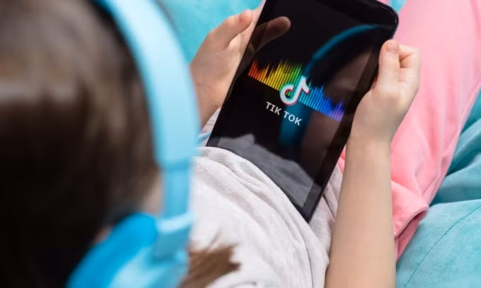 TikTok là ứng dụng được nhiều người trẻ sử dụng. Ảnh: PYMNTS Media/YouTube