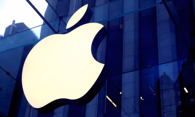 Logo Apple bên ngoài cửa hàng Apple Store tại New York. Ảnh: Reuter